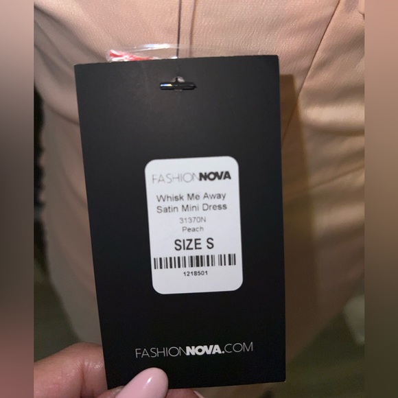 NWT - Fashion Nova - SM zip back, puffy sleeves, side cinch, sweetheart neckline - Picture 4 of 5